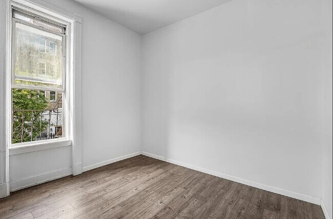 Building Photo - 208 Lewis Ave