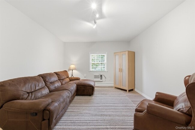 Building Photo - 120 Greenlawn Rd