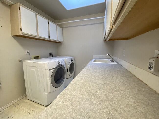 Building Photo - Spacious 4-bedroom with Panoramic Deck Nex...