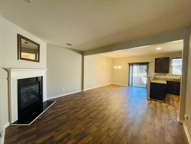 Building Photo - Beautiful Townhome in Catawba Village