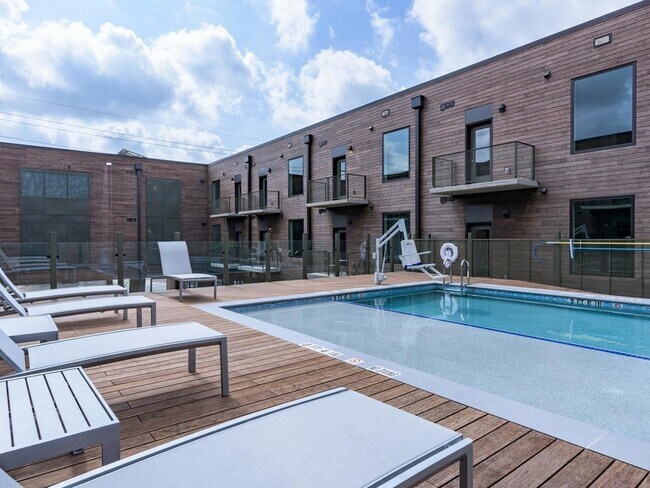Building Photo - East Austin Studio! A Must See!