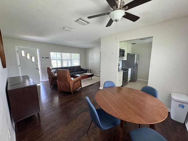 Building Photo - Charming Home, Fenced Backyard, Near Downtown