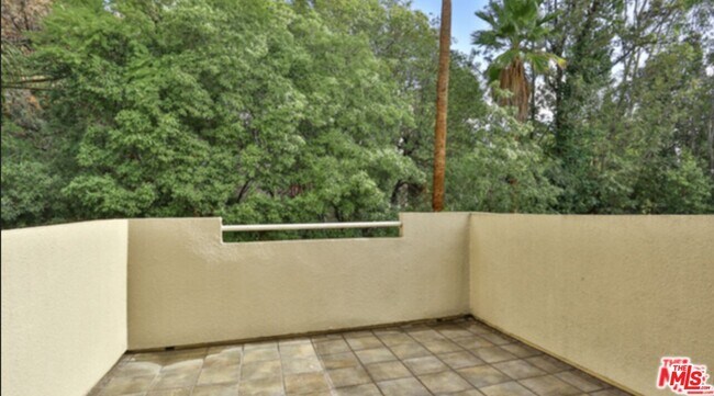 Building Photo - 2222 Beachwood Dr