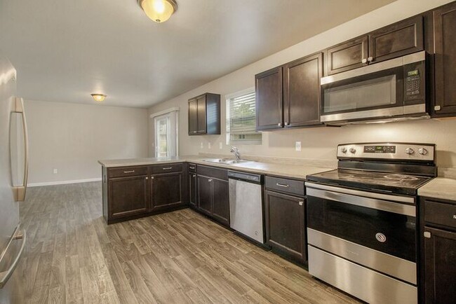 Building Photo - 10847 Carmen Oak Dr SE