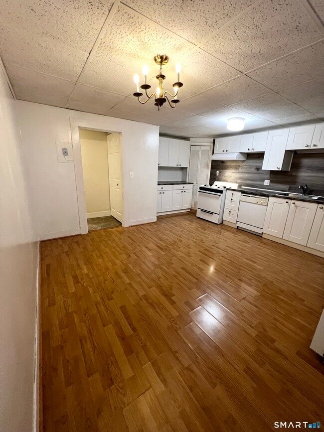 Building Photo - 143 William St