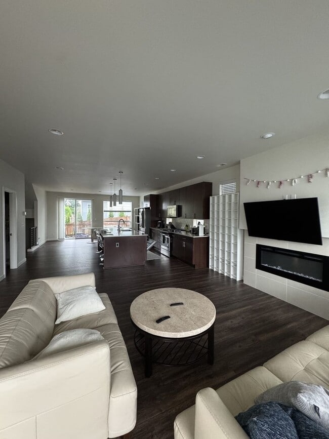 Building Photo - Warm, Welcoming 5BR Home Near Alderwood Mall