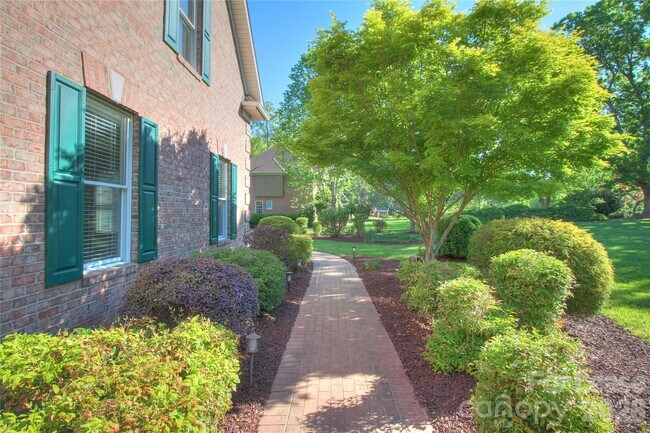 Building Photo - 1217 Weddington Hills Dr