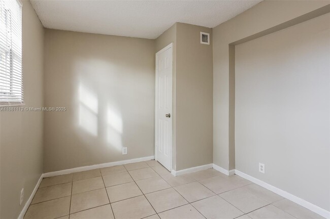 Building Photo - 1531 NW 11th Ct