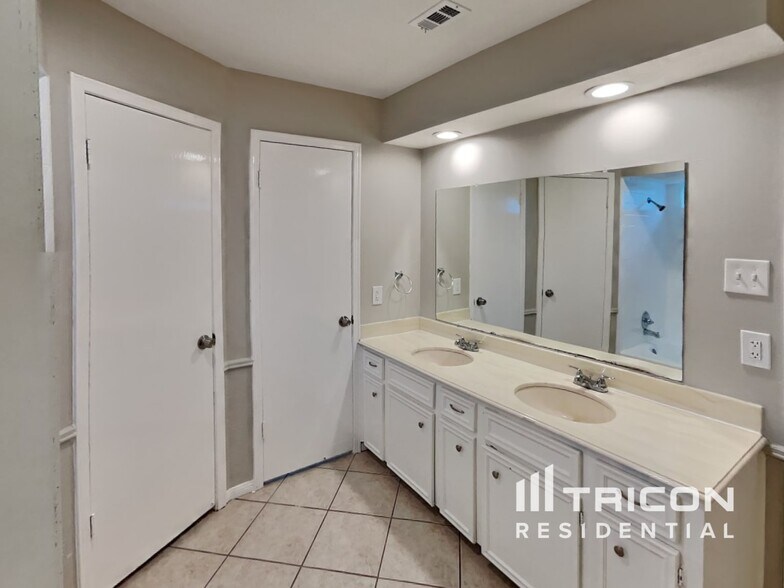 Building Photo - 5711 Kiowa Timbers Dr