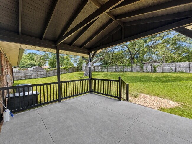 Building Photo - "Charming 3-Bedroom Oasis in Fort Walton Beach!"