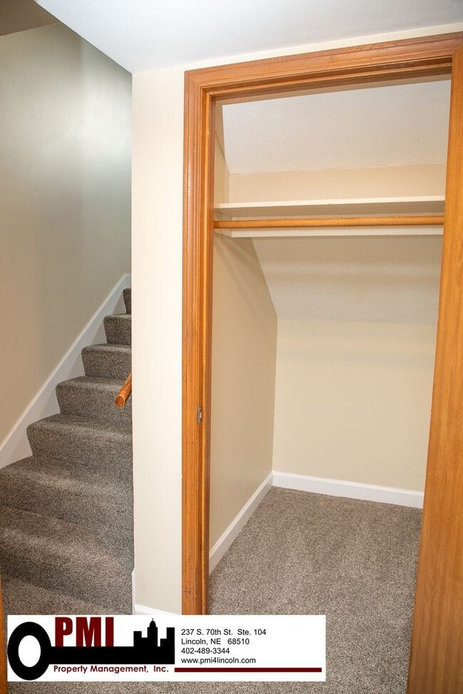 Building Photo - 3 Bedroom and 1.5 bathroom Duplex for Rent