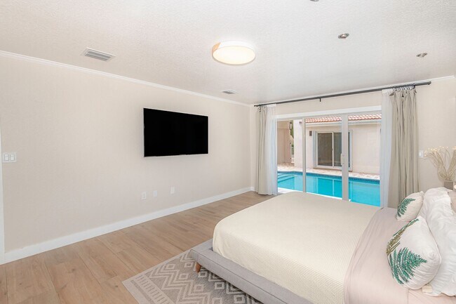 Building Photo - Exquisite Pool Home in Alhambra – Pembroke...