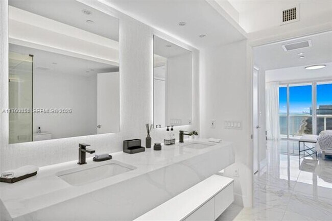 Building Photo - 1830 S Ocean Dr