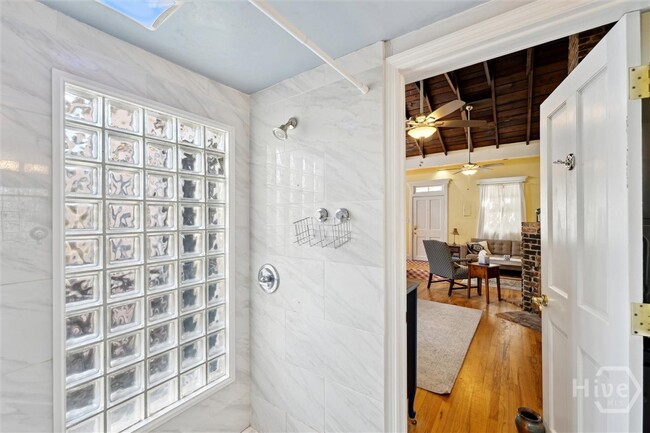 Building Photo - 526 E Charlton St