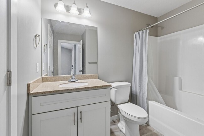 Building Photo - 4 Bedroom Townhome