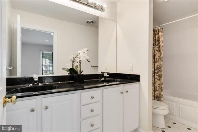Building Photo - 28484 Pinehurst Cir