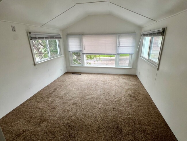Building Photo - Completely Renovated Three Bedroom Apartment