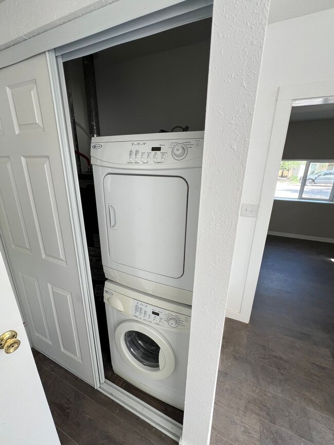 Building Photo - Newly Remodeled 2 Bedroom Home