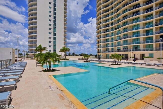 Building Photo - 3000 Oasis Grand Blvd