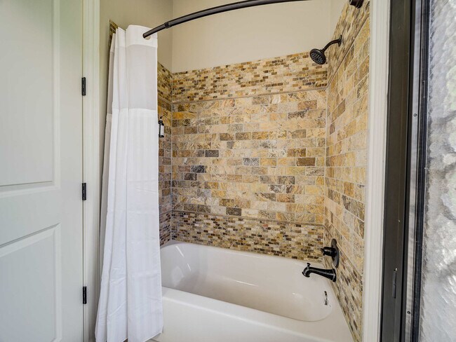 Building Photo - 200 Cove Dr