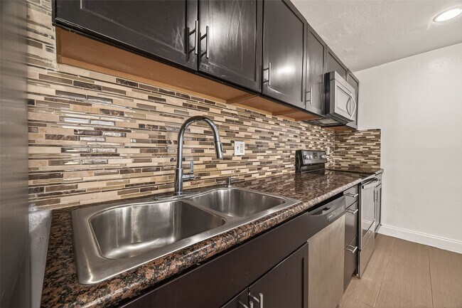 Building Photo - 5929 Queensloch Dr