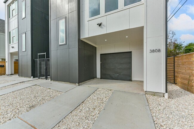 Building Photo - 3808 Ennis St