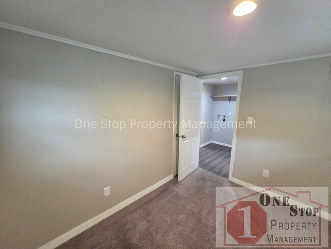 Building Photo - Updated 4 Bedroom, 2 Bathroom Duplex in Overland Park, Kansas