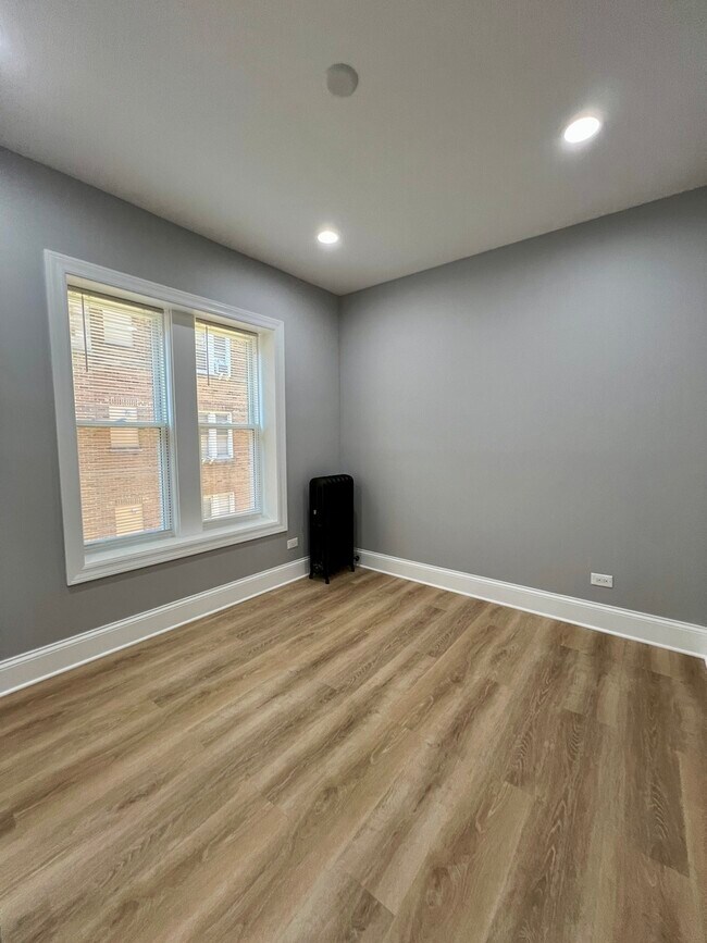 Building Photo - 1701 W Albion Ave