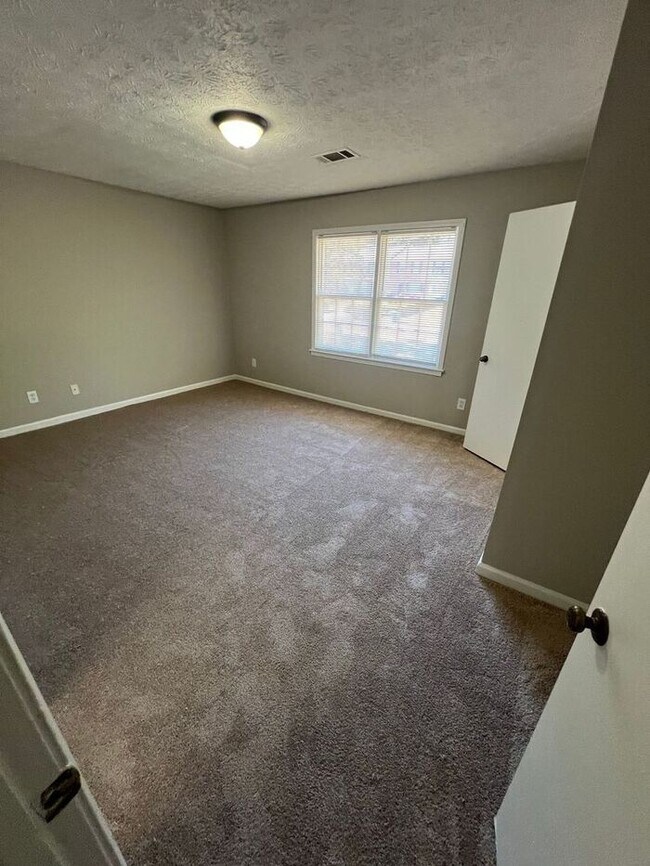 Building Photo - Ready to view now finally a 2 bedroom 2.5 ...
