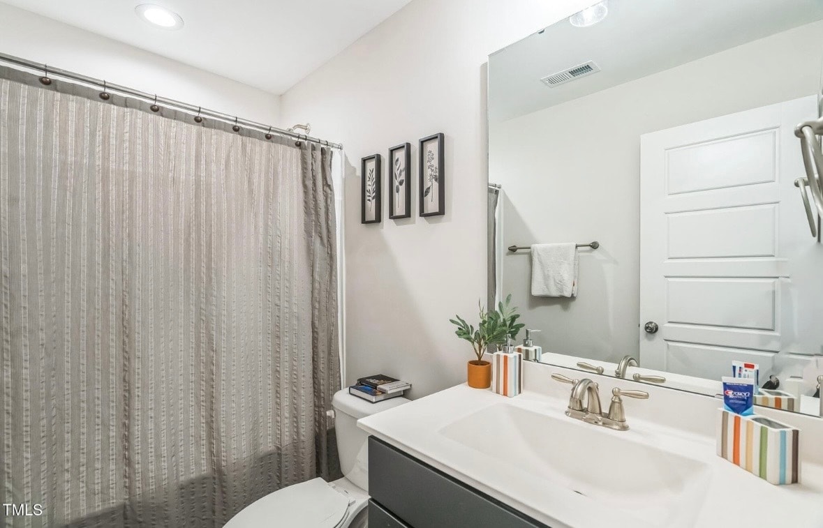 Building Photo - 647 N Hardee St