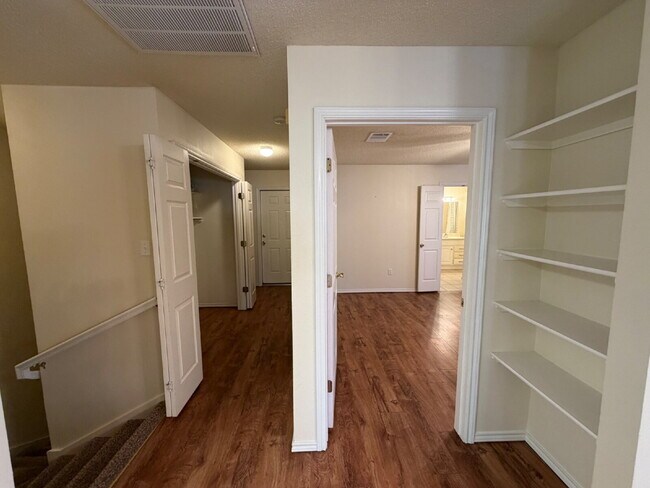 Building Photo - Duplex Located Between 98th & Indiana With Basement!