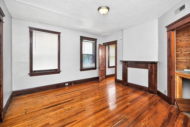 Building Photo - 2343 Rohs St