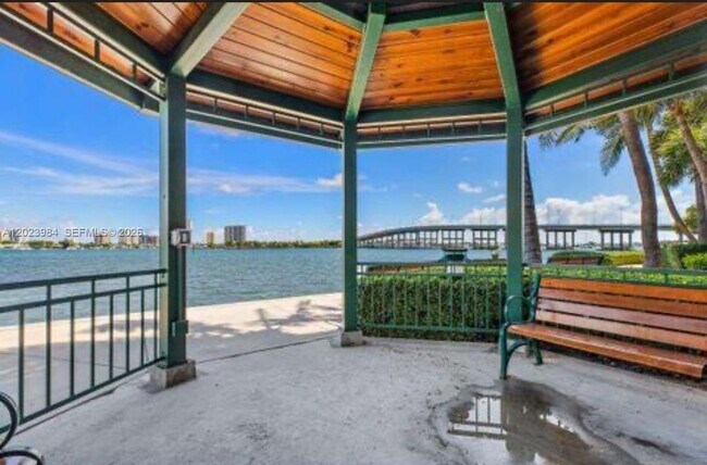 Building Photo - 2650 Lake Shore Dr