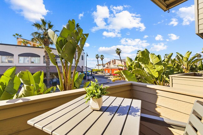 Building Photo - 731 Seacoast Dr