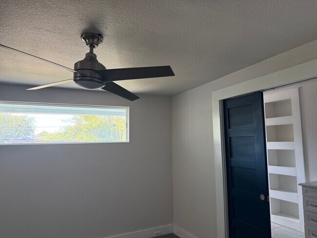 Building Photo - 814 Iowa St