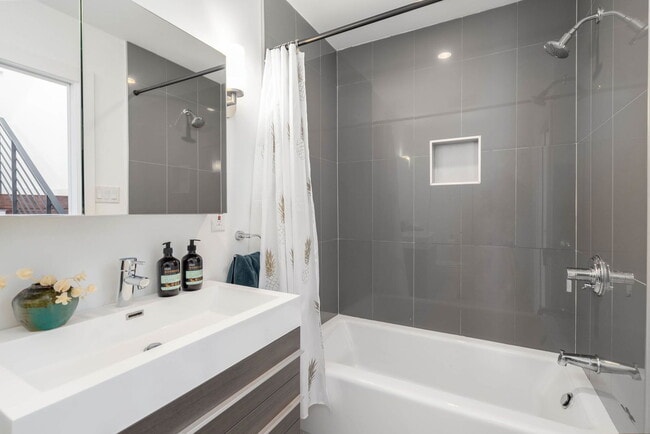 Building Photo - 1003 S 17th St