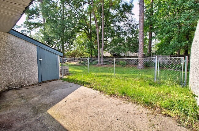Building Photo - 910 Brett Dr
