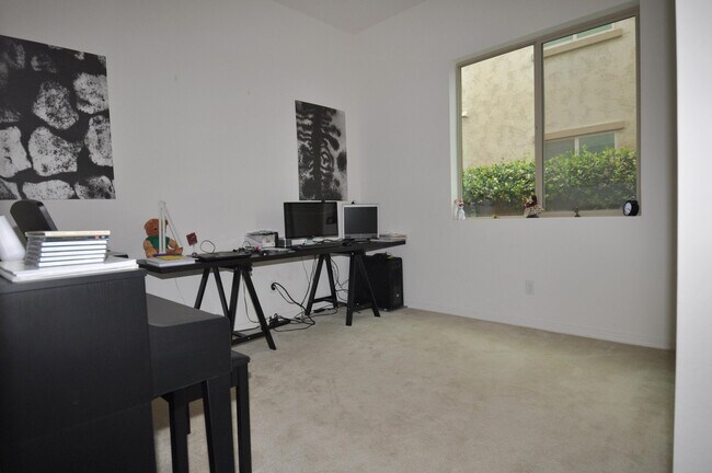 Building Photo - Stunning 5bed/3bath 2771 sq/ft Gilbert Home!