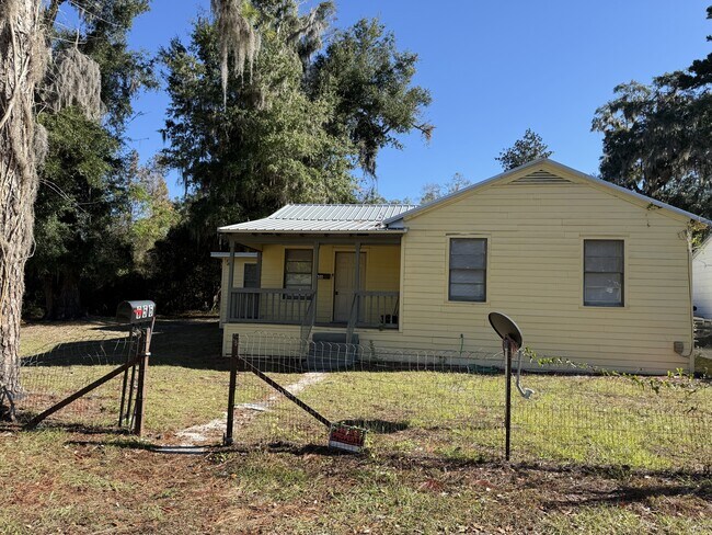 Building Photo - 656 NE Lake Dr