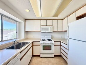 Building Photo - AVAILABLE NOW !! 2 Bedroom 2 Bathroom Apartment in Bermuda Dunes! MOVE IN SPECIAL! HALF OFF ONE M...