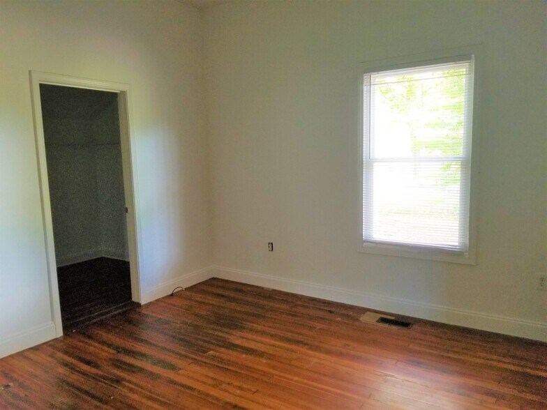 Building Photo - 12 N YMCA ST