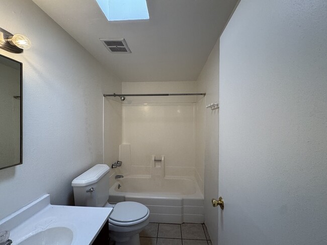 Building Photo - Introducing a charming 2 bedroom, 1 bathro...