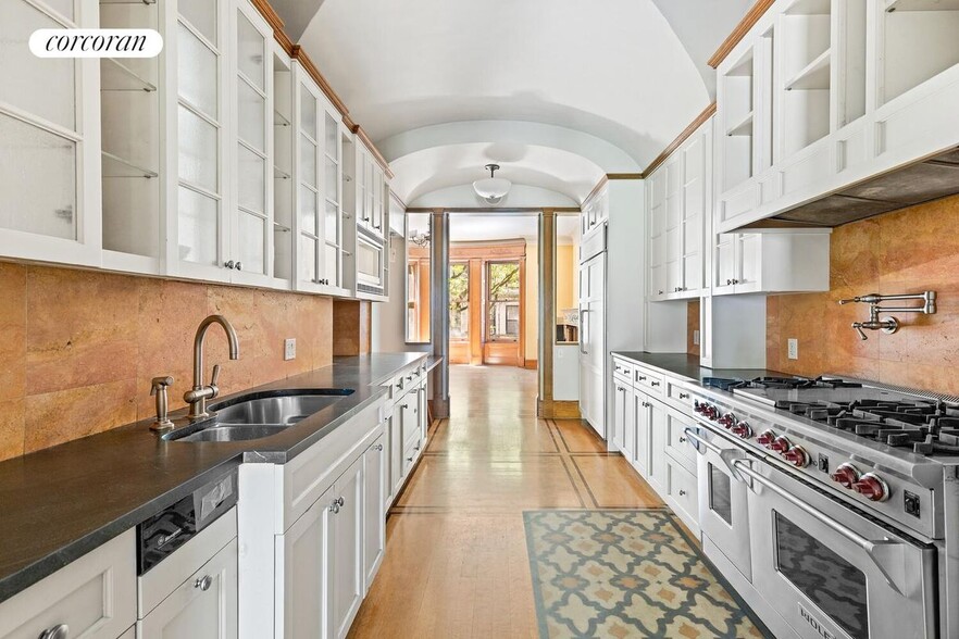 Building Photo - 37 W 87th St