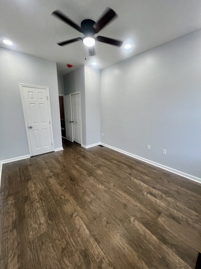 Building Photo - 808 N Streeper St