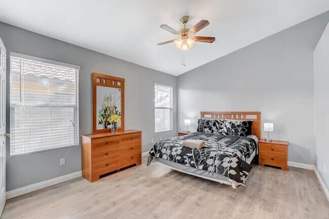 Building Photo - Short Term Rental & Furnished