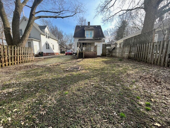 Building Photo - Beautiful Home Close to Campus