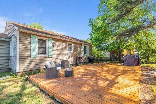Building Photo - Charming 2-Bedroom Home with Modern Updates!