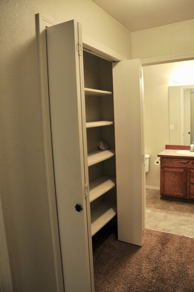 Building Photo - 4 bed 3 bath home with second living room
