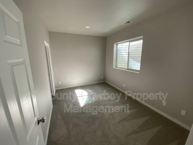 Building Photo - 4521 E Bobolink Ln