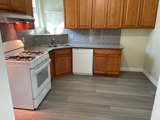 kitchen - 25219 Loytan St